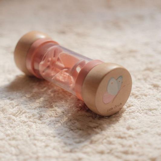 Little Dutch Rain Rattle - Fairy Garden with flower and butterfly illustrations, perfect for sensory play and soothing rain sounds for babies.
Relevant Keywords:
Little Dutch Rain Rattle
Fairy Garden rain rattle
sensory rattle toy for babies
baby rainmaker toy
soothing baby rattle
hand-eye coordination baby toy
baby musical development toy
wooden rain rattle for babies
Fairy Garden collection baby toys
sensory development toy for infants